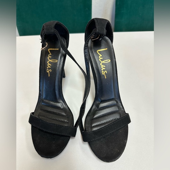 Black heels. - Picture 2 of 4